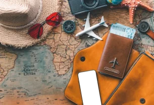 itens de viagem, sobre um mapa, camera fotografica,carteira om dinheiro