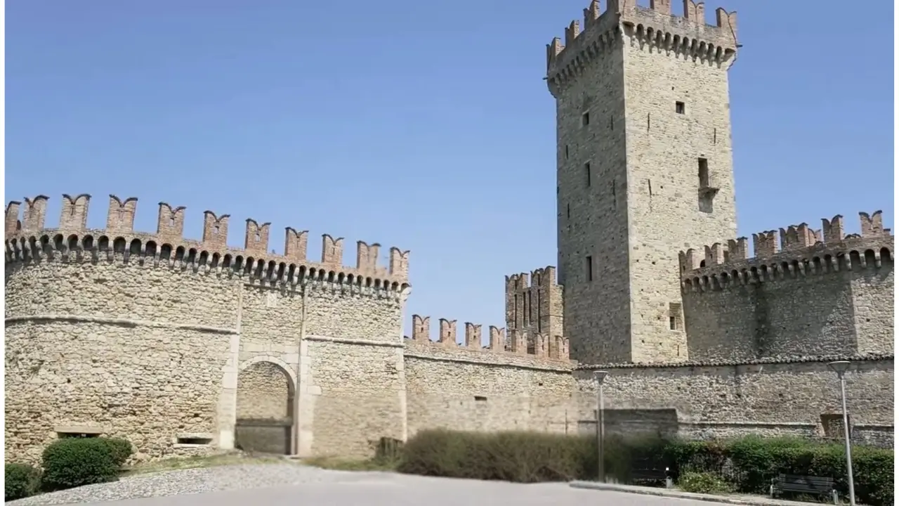 Castelo medieval em excelente estado de conservação, localizado na região da Emilia-Romagna, na Itália, sob um céu azul.