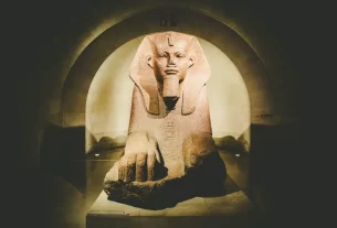 A majestosa Esfinge de Tanis, exposta no Museu do Louvre em Paris, é uma das joias da coleção egípcia do museu. Esta estátua de granito, datada do Reino Novo (cerca de 1200 a.C.), exsuda poder e mistério, com seu corpo de leão e rosto humano adornado por uma coroa dupla. Localizada na seção de antiguidades egípcias, ela atrai visitantes que buscam explorar a rica história do Antigo Egito. Uma visita a esta peça impressionante é um convite para viajar no tempo e apreciar a grandiosidade da civilização faraônica. Dica de viagem: Explore a área ao redor da Esfinge para descobrir outras relíquias egípcias e planeje sua visita durante a manhã para uma experiência mais calma.