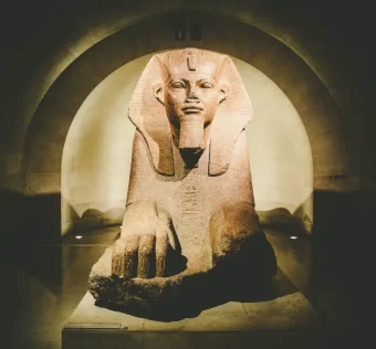 A majestosa Esfinge de Tanis, exposta no Museu do Louvre em Paris, é uma das joias da coleção egípcia do museu. Esta estátua de granito, datada do Reino Novo (cerca de 1200 a.C.), exsuda poder e mistério, com seu corpo de leão e rosto humano adornado por uma coroa dupla. Localizada na seção de antiguidades egípcias, ela atrai visitantes que buscam explorar a rica história do Antigo Egito. Uma visita a esta peça impressionante é um convite para viajar no tempo e apreciar a grandiosidade da civilização faraônica. Dica de viagem: Explore a área ao redor da Esfinge para descobrir outras relíquias egípcias e planeje sua visita durante a manhã para uma experiência mais calma.