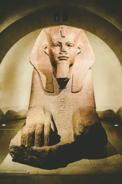 A majestosa Esfinge de Tanis, exposta no Museu do Louvre em Paris, é uma das joias da coleção egípcia do museu. Esta estátua de granito, datada do Reino Novo (cerca de 1200 a.C.), exsuda poder e mistério, com seu corpo de leão e rosto humano adornado por uma coroa dupla. Localizada na seção de antiguidades egípcias, ela atrai visitantes que buscam explorar a rica história do Antigo Egito. Uma visita a esta peça impressionante é um convite para viajar no tempo e apreciar a grandiosidade da civilização faraônica. Dica de viagem: Explore a área ao redor da Esfinge para descobrir outras relíquias egípcias e planeje sua visita durante a manhã para uma experiência mais calma.