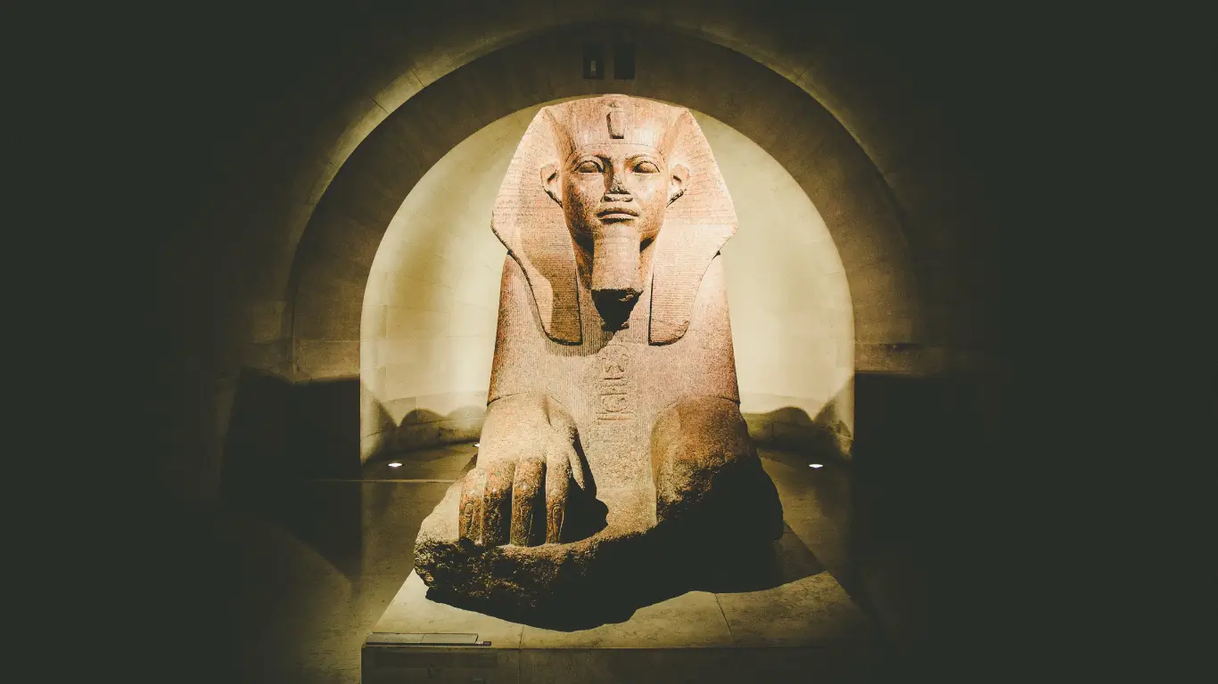 A majestosa Esfinge de Tanis, exposta no Museu do Louvre em Paris, é uma das joias da coleção egípcia do museu. Esta estátua de granito, datada do Reino Novo (cerca de 1200 a.C.), exsuda poder e mistério, com seu corpo de leão e rosto humano adornado por uma coroa dupla. Localizada na seção de antiguidades egípcias, ela atrai visitantes que buscam explorar a rica história do Antigo Egito. Uma visita a esta peça impressionante é um convite para viajar no tempo e apreciar a grandiosidade da civilização faraônica. Dica de viagem: Explore a área ao redor da Esfinge para descobrir outras relíquias egípcias e planeje sua visita durante a manhã para uma experiência mais calma.