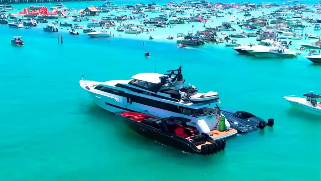 "Vista aérea de Crab Island em Destin, Florida, mostrando centenas de barcos ancorados nas águas turquesa rasas durante a famosa festa aquática"
